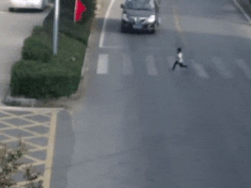 Ôtô chạy tốc độ cao mất lái trượt ngang trên đường