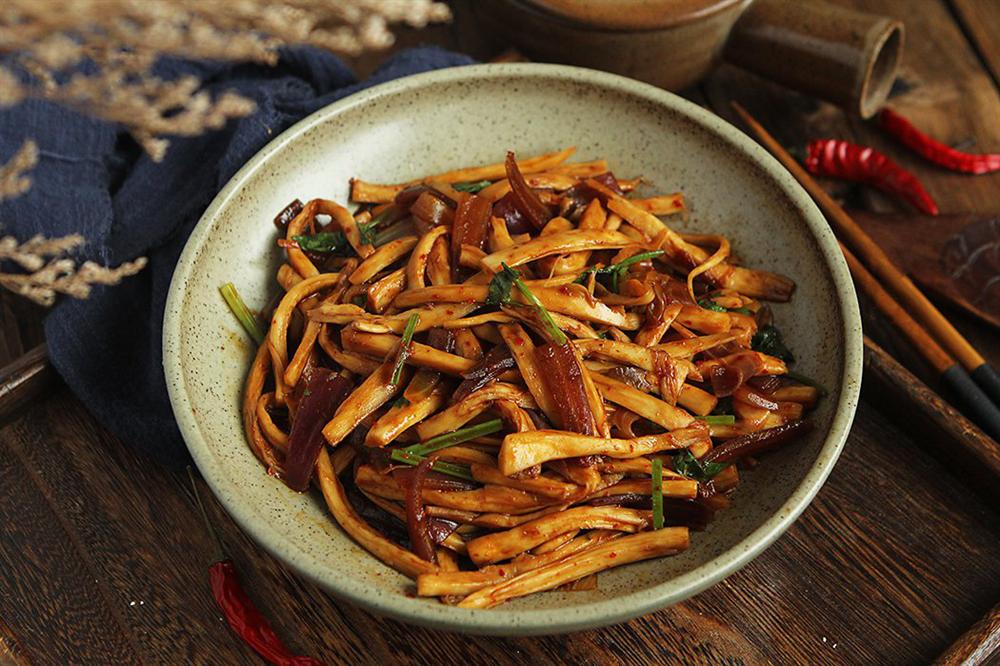 10 phút làm nhanh món nấm xào cay ngon cơm ngày lạnh-4