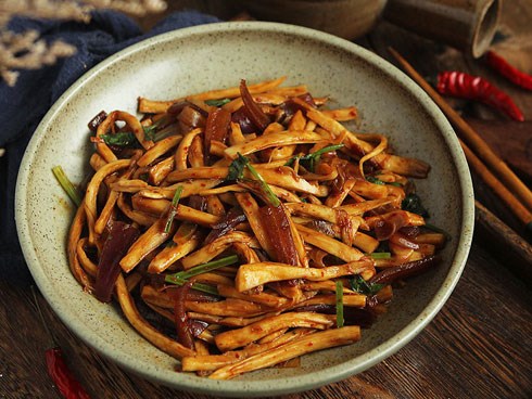 10 phút làm nhanh món nấm xào cay ngon cơm ngày lạnh