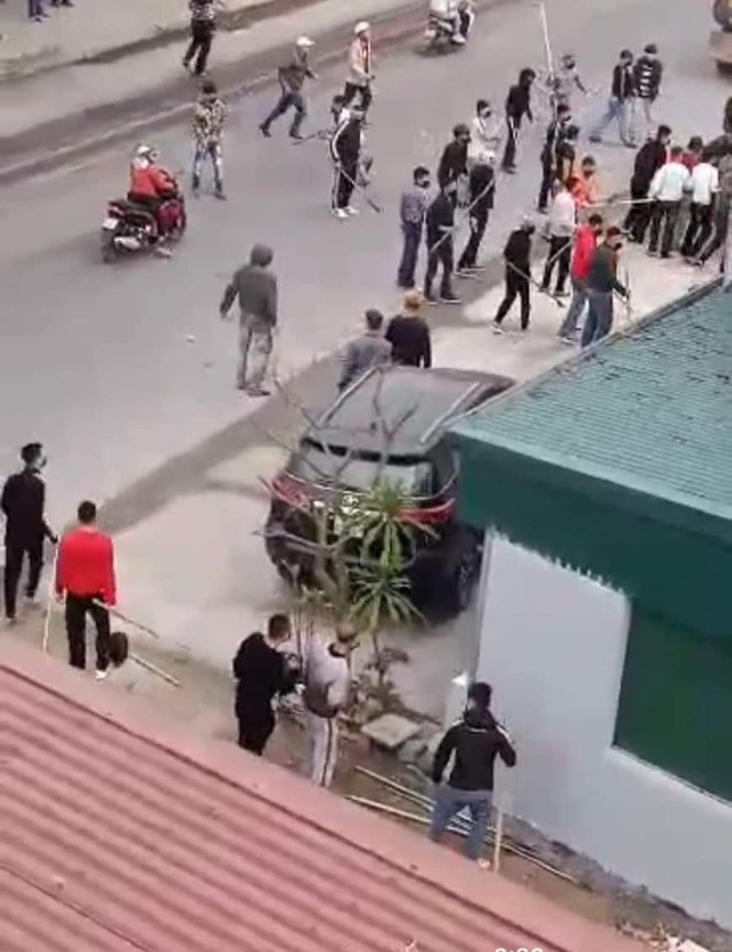 Hơn 40 thanh niên truy sát 2 cha con do mâu thuẫn đất đai-3