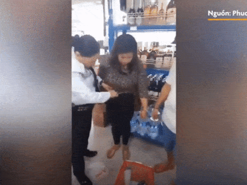 Người phụ nữ giấu hơn chục món hàng trong người