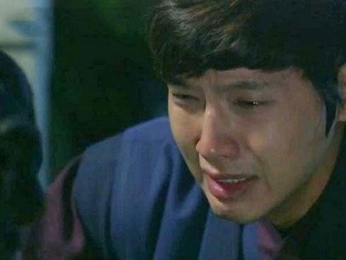 Phát hiện vợ mất tích vào lúc nửa đêm, cả nhà tôi nháo nhào đi tìm để rồi chết sững khi thấy cô ấy bế con đứng trên thành cầu