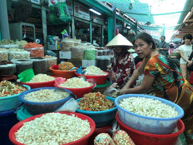 Tiểu thương méo mặt vì hàng hóa ế ẩm dịp Tết Dương lịch-2