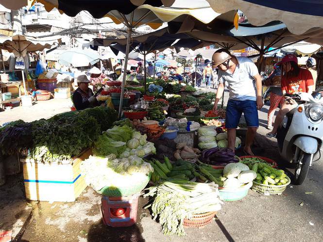 Tiểu thương méo mặt vì hàng hóa ế ẩm dịp Tết Dương lịch-5