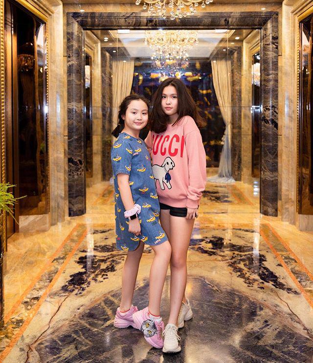 Bộ đôi ái nữ nhà Phượng Chanel: sinh ra ở vạch đích, ăn mặc toàn hàng hiệu-2