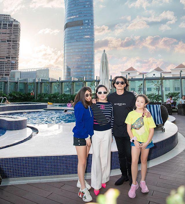 Bộ đôi ái nữ nhà Phượng Chanel: sinh ra ở vạch đích, ăn mặc toàn hàng hiệu-14