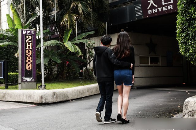 Vợ vào khách sạn với sếp, chồng đợi ngoài cửa suốt 8h phát hiện sự thật không tưởng-1