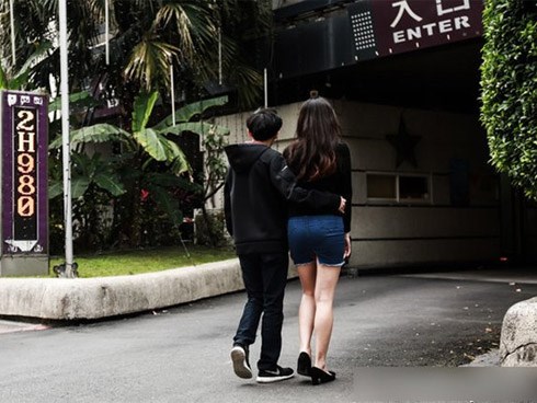 Vợ vào khách sạn với sếp, chồng đợi ngoài cửa suốt 8h phát hiện sự thật không tưởng