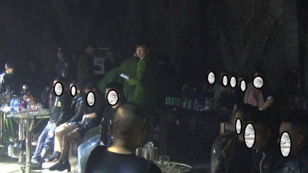 80 nam nữ thanh niên bay lắc trong quán bar ở Hưng Yên đêm cuối năm-1