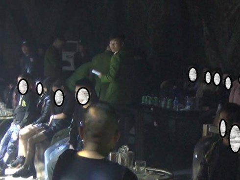 80 nam nữ thanh niên