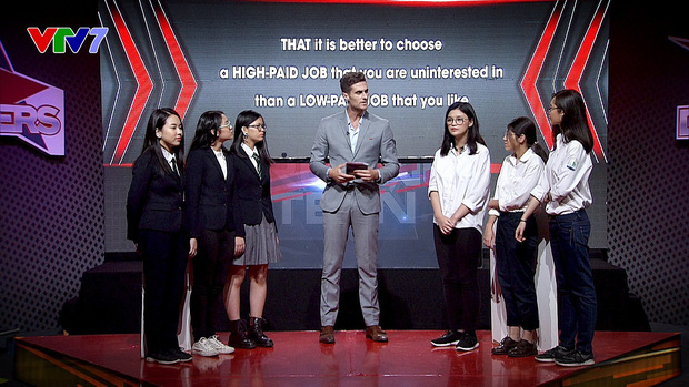 Nữ sinh gây sốt MXH với màn tranh biện tiếng Anh: Làm việc lương thấp cũng được, miễn là sáng dậy vui vẻ đi làm!-1