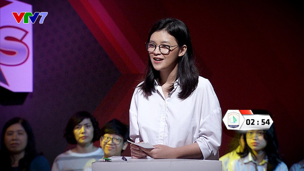 Nữ sinh gây sốt MXH với màn tranh biện tiếng Anh: Làm việc lương thấp cũng được, miễn là sáng dậy vui vẻ đi làm!-4