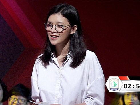 Nữ sinh gây sốt MXH với màn tranh biện tiếng Anh: Làm việc lương thấp cũng được, miễn là sáng dậy vui vẻ đi làm!