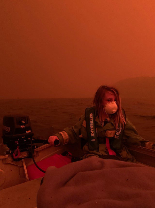 Bức ảnh cuối cùng của năm 2019 gây chấn động thế giới: Đứa trẻ lênh đênh trên biển với bầu trời đỏ ngầu như máu hé lộ thảm kịch đau lòng-2