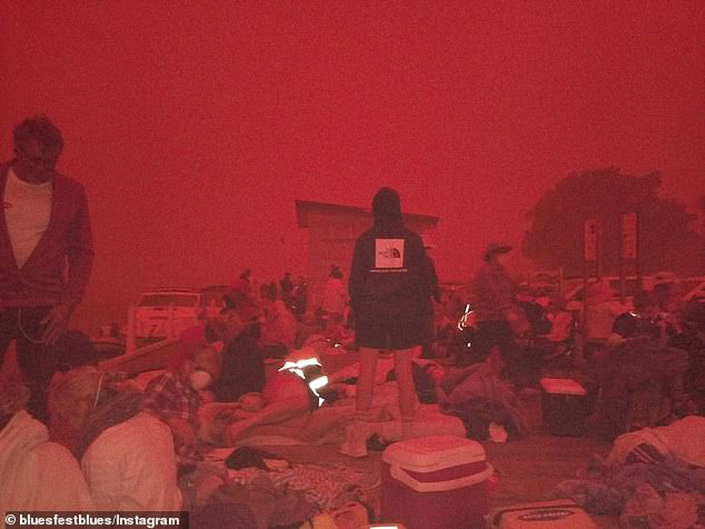 Bức ảnh cuối cùng của năm 2019 gây chấn động thế giới: Đứa trẻ lênh đênh trên biển với bầu trời đỏ ngầu như máu hé lộ thảm kịch đau lòng-3