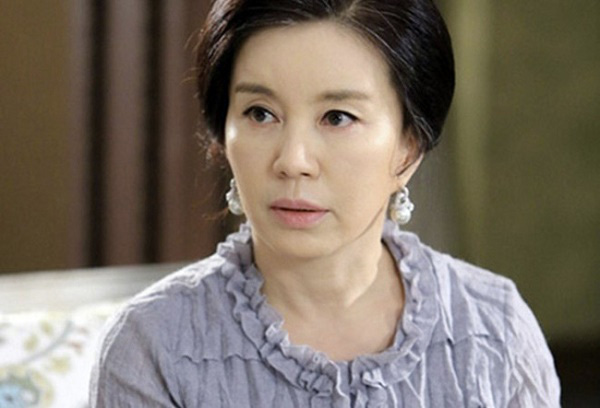 Ngày tôi tái hôn, mẹ chồng vừa khóc vừa đưa một món quà đặc biệt khiến tôi ngỡ ngàng không nói nên lời-1