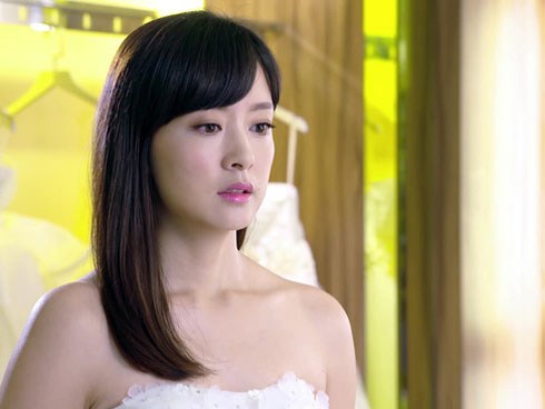 Ngày tôi tái hôn, mẹ chồng vừa khóc vừa đưa một món quà đặc biệt khiến tôi ngỡ ngàng không nói nên lời