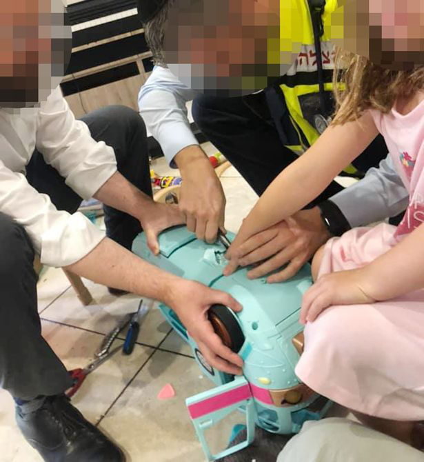Bà mẹ lên tiếng cảnh báo sau khi phải cưa món đồ chơi trẻ em để giải cứu ngón tay cho con gái-2