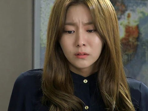 Chẳng làm gì sai vẫn bị vợ đập phá đồ đạc rồi mắng té tát, nhớ đến 3 vết sẹo gớm ghiếc trên cổ tay cô ấy tôi đành lầm lũi dọn dẹp-3