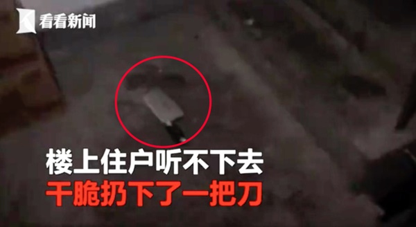 Gia đình lầu trên quá ồn ào, người phụ nữ lầu dưới tức giận phàn nàn thì bị hàng xóm lấy dao phay ra để trả đũa-2