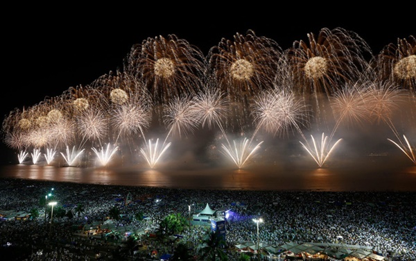 Đằng sau bài hát Happy New Year được bật lên trong khoảnh khắc giao thừa là câu chuyện đau buồn và đầy suy tư mà nhiều người không biết-4