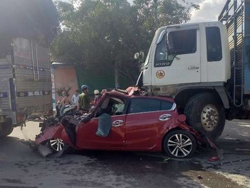 Xe tải tông loạt ô tô dừng đèn đỏ, xe đón dâu bẹp dúm ở Bình Thuận