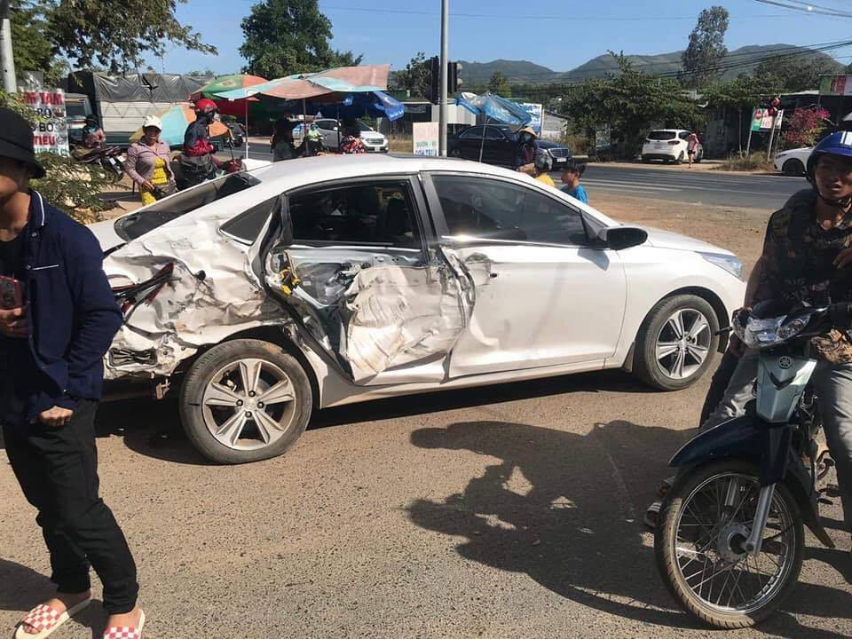 Xe tải tông loạt ô tô dừng đèn đỏ, xe đón dâu bẹp dúm ở Bình Thuận-4