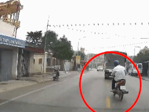 Người đàn ông nhảy khỏi xe máy trước khi bị ôtô tải tông nát-1