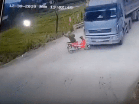 CLIP: Thanh niên lao kinh hoàng đâm thủng biển hiệu thuốc rồi bất động ngay tại chỗ-1