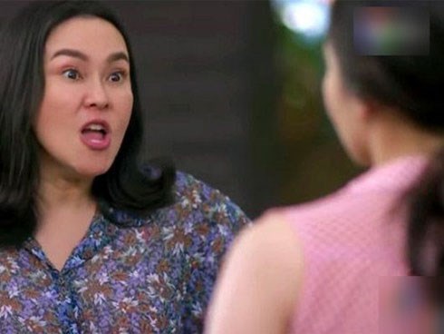 Đêm tân hôn mẹ đuổi anh ra ngoài, khăng khăng mang chăn gối vào ngủ với tôi