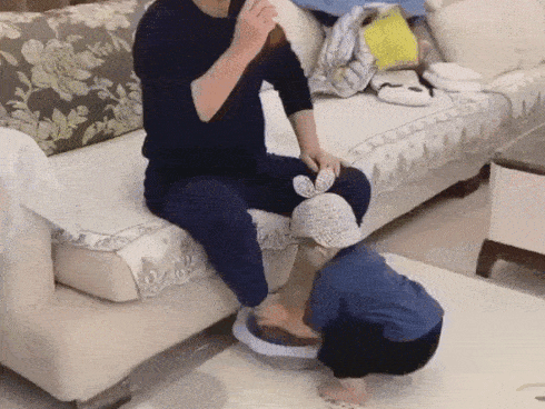 Bị con trai giành ăn quả táo, ông bố lầy lội có màn ăn vạ đỉnh cao khiến cậu con hốt hoảng: Rồi ai là bố, ai là con?-2