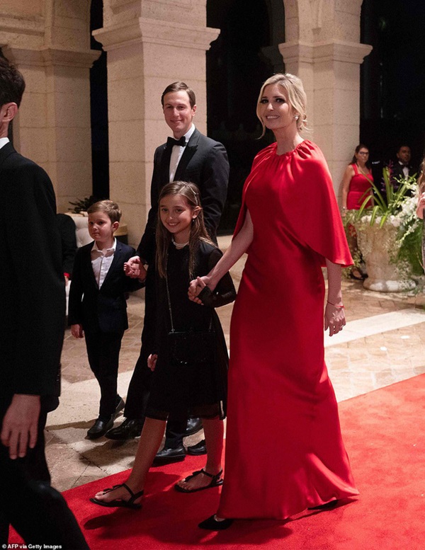 Gia đình Tổng thống Mỹ tổ chức tiệc năm mới xa hoa, quý tử Barron Trump xuất hiện chớp nhoáng, điển trai hết phần thiên hạ-4