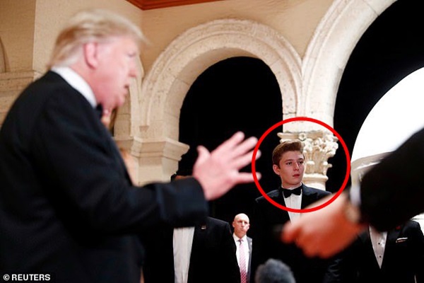 Gia đình Tổng thống Mỹ tổ chức tiệc năm mới xa hoa, quý tử Barron Trump xuất hiện chớp nhoáng, điển trai hết phần thiên hạ-7