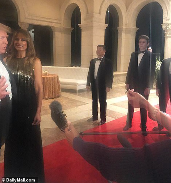 Gia đình Tổng thống Mỹ tổ chức tiệc năm mới xa hoa, quý tử Barron Trump xuất hiện chớp nhoáng, điển trai hết phần thiên hạ-8