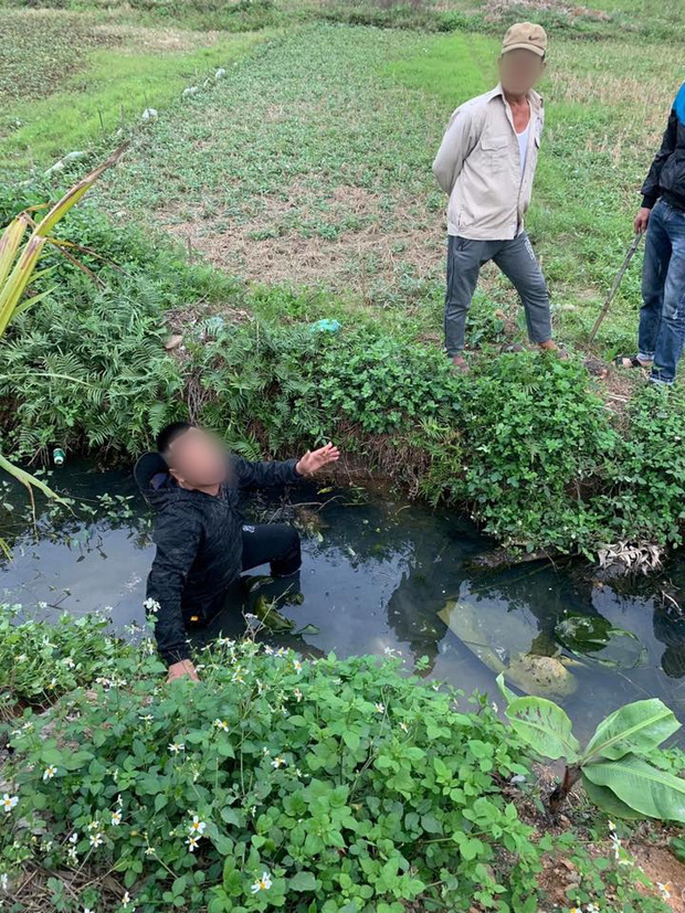 Nghi sờ ngực cô gái giữa đường, nam thanh niên bị đánh chảy máu mồm, đạp ngã xuống mương nước-2