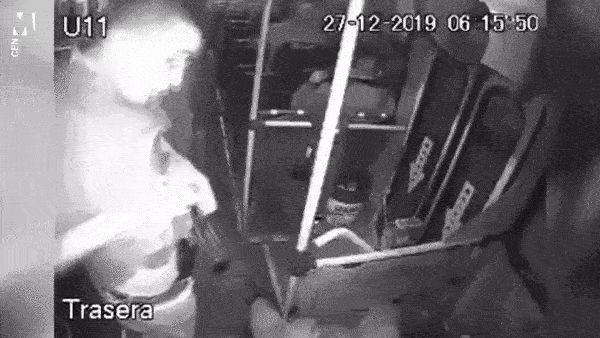 Tên cướp tự bắn chính mình khi loay hoay rút súng ra khỏi quần-3