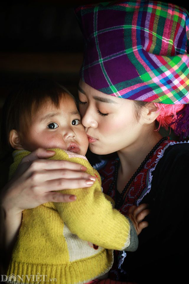 Ngắm hoa hậu Khánh Vân hóa thiếu nữ Mông, địu bé bên nhà sàn-2