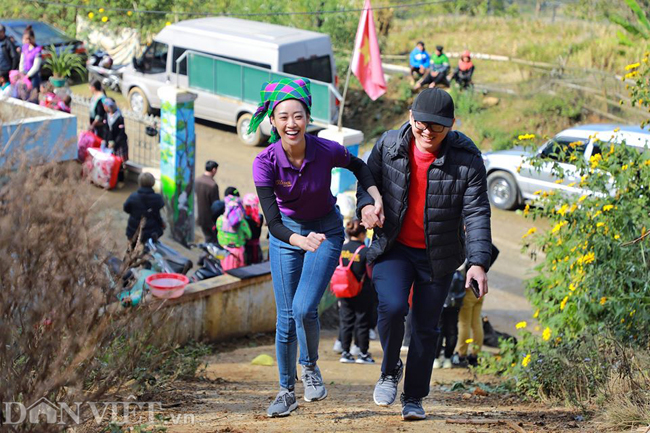 Ngắm hoa hậu Khánh Vân hóa thiếu nữ Mông, địu bé bên nhà sàn-5