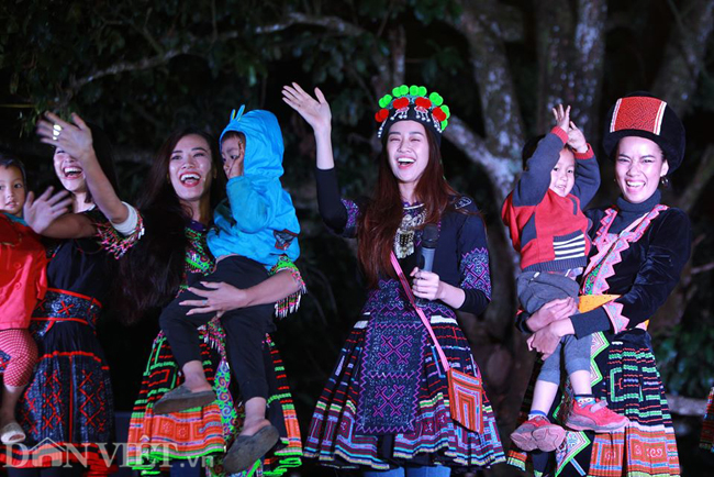 Ngắm hoa hậu Khánh Vân hóa thiếu nữ Mông, địu bé bên nhà sàn-10