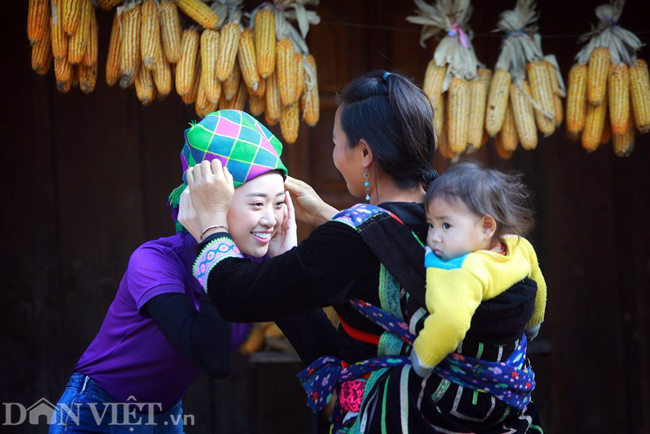 Ngắm hoa hậu Khánh Vân hóa thiếu nữ Mông, địu bé bên nhà sàn-8