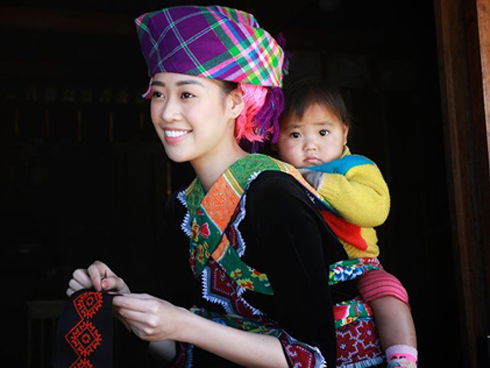 Hoa hậu Khánh Vân diện áo dài trắng, khoe dáng quyến rũ trên phố Xuân-12