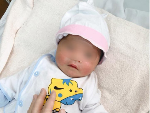 Bà ngoại rơi nước mắt, nghẹn ngào đến đón bé trai bị mẹ bỏ lại bệnh viện huyện sau khi sinh-4