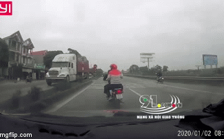 Clip: Người phụ nữ nhảy ra ngoài khi nghe tiếng ô tô phanh cháy đường phía sau-1