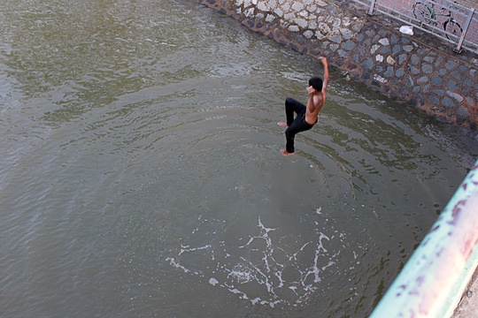 Con trai nhỏ đòi tắm sông, bố giả vờ đồng ý nhưng làm 1 hành động khiến con học được tính cẩn thận suốt đời-1