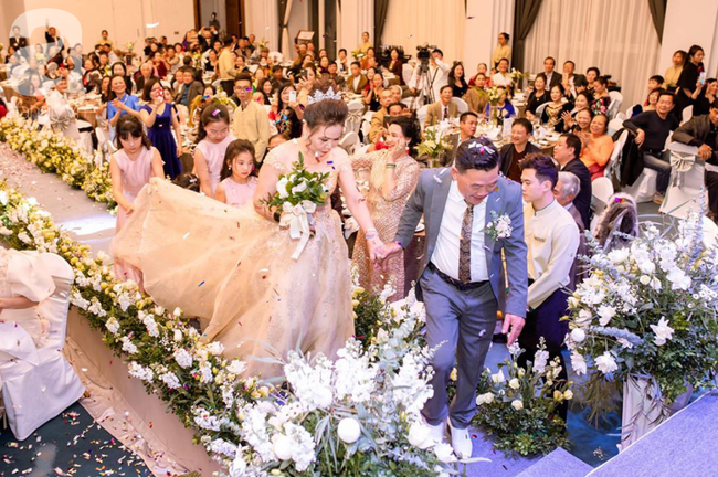 Đám cưới vàng thực sự đây rồi: Đẳng cấp sang-xịn-mịn chưa đủ để diễn tả bởi ý nghĩa sâu xa của cặp đôi U60 này mới chất-11