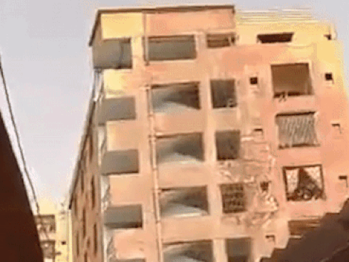 Tòa chung cư sập đổ chỉ trong chớp mắt ở Pakistan