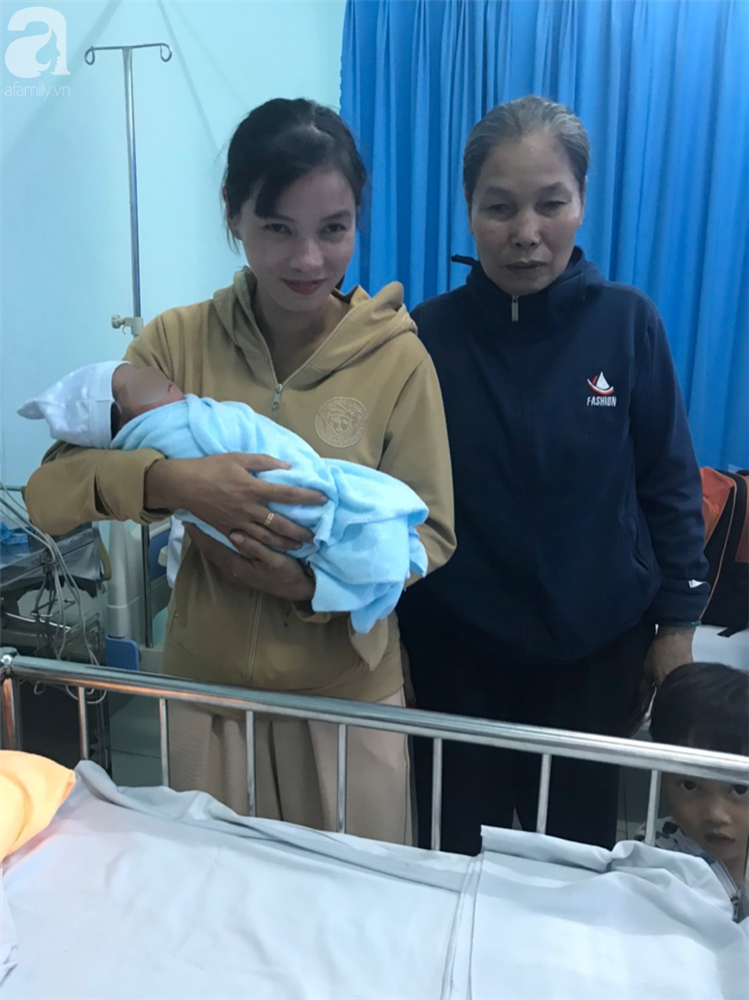 Bà ngoại rơi nước mắt, nghẹn ngào đến đón bé trai bị mẹ bỏ lại bệnh viện huyện sau khi sinh-2