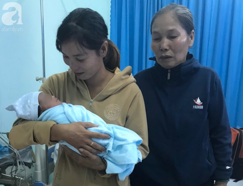 Bà ngoại rơi nước mắt, nghẹn ngào đến đón bé trai bị mẹ bỏ lại bệnh viện huyện sau khi sinh-3