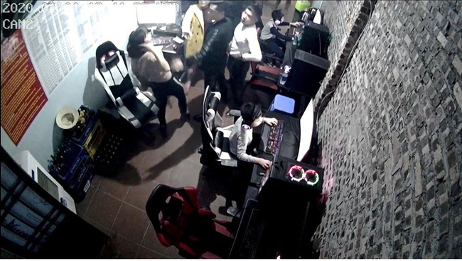 Nữ chủ nhà gọi hàng chục côn đồ đến dằn mặt hàng xóm vì con chó phóng uế trước cửa-2