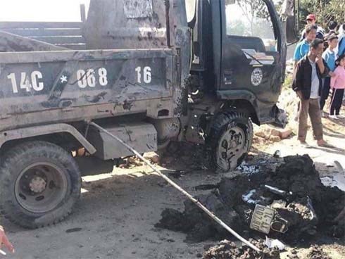 Hy hữu: Lật xe chở bùn, một nữ sinh bị vùi lấp khi đi học về